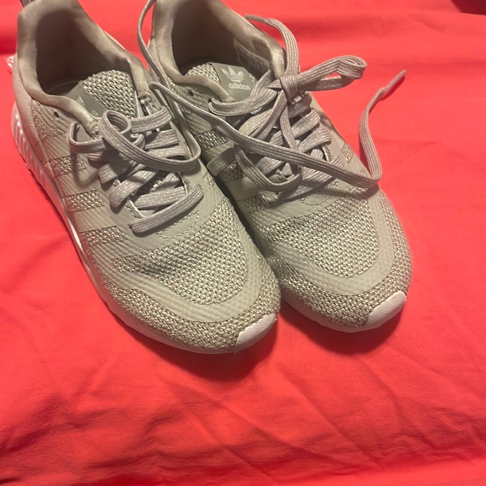 Kids adidas she barely worn them